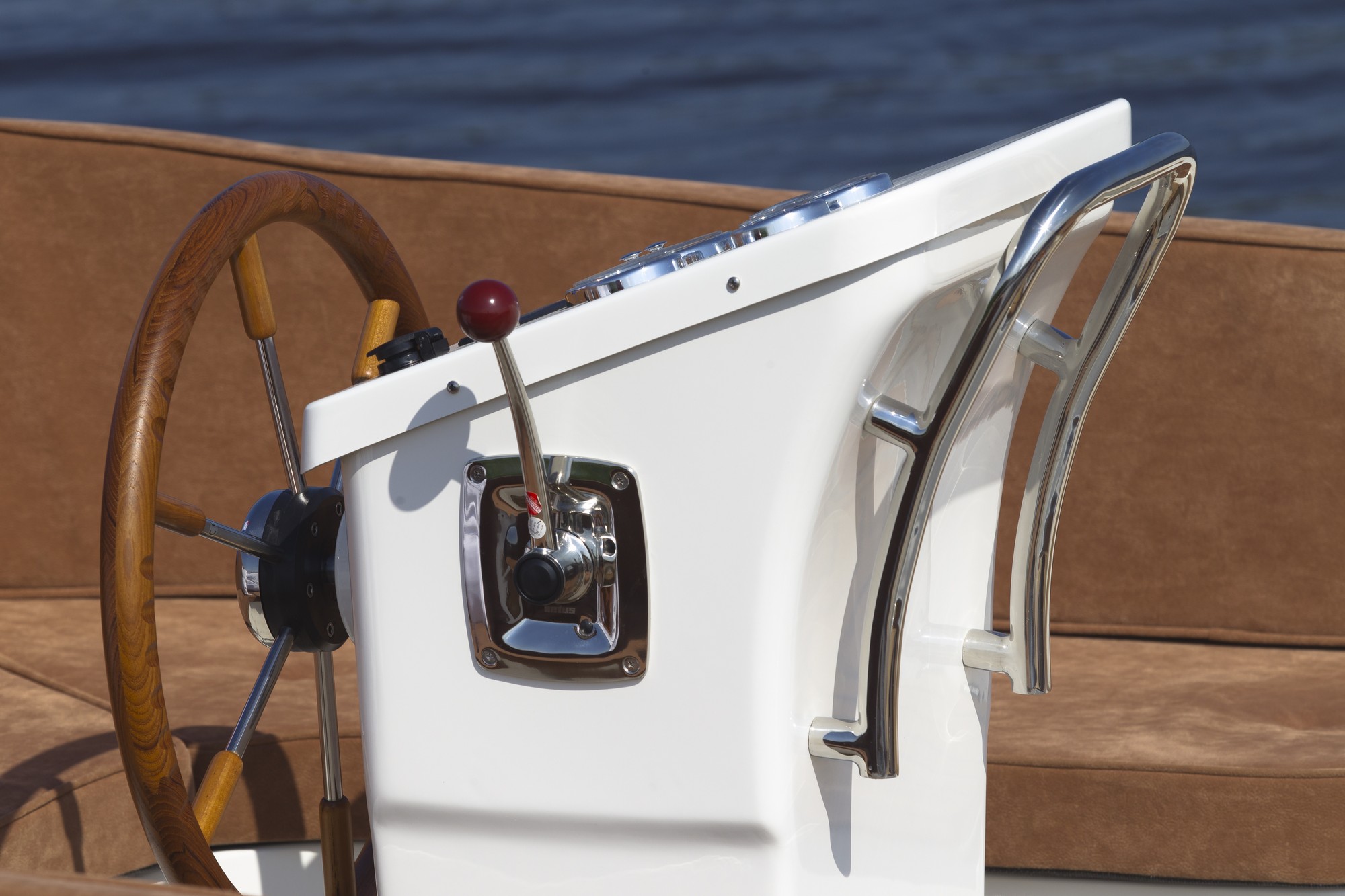 Maril 725, stuurwiel en versnellingspook detail