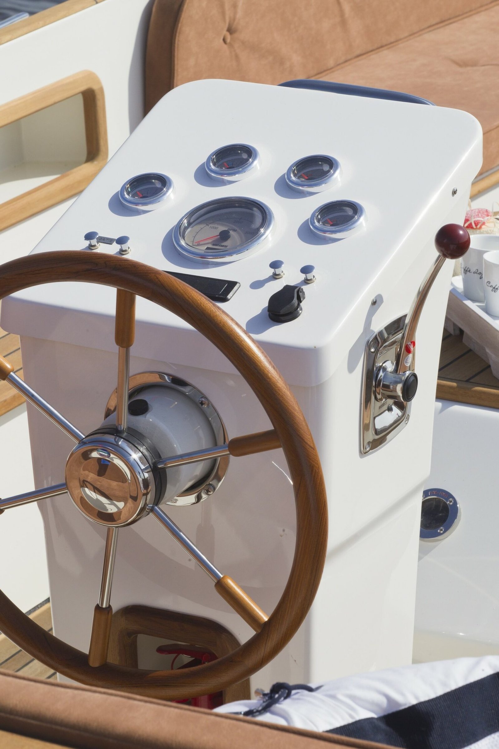 Maril 725, stuurwiel met instrumentenpaneel