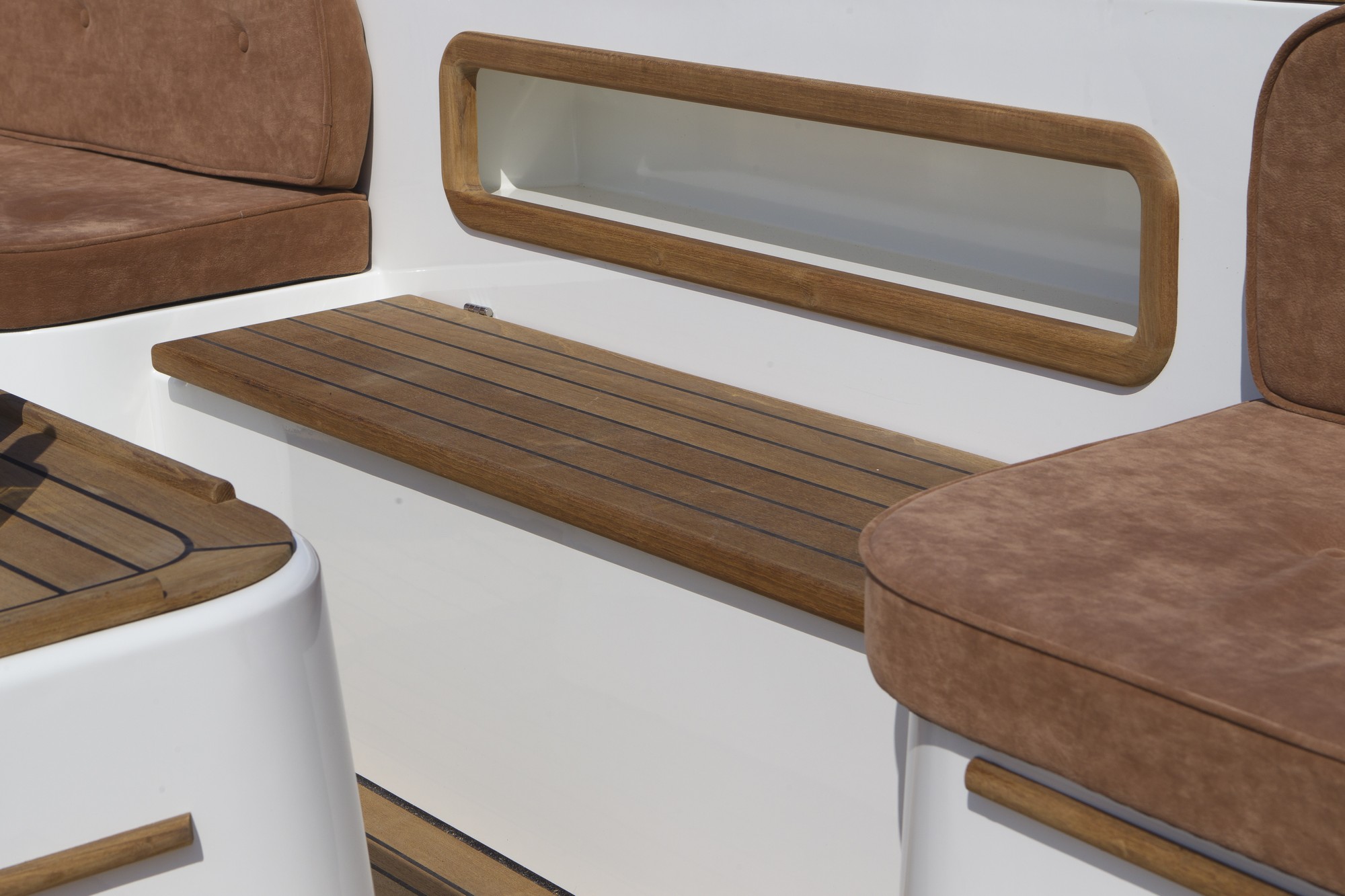 Maril 725, teakhouten tafel met zitbanken