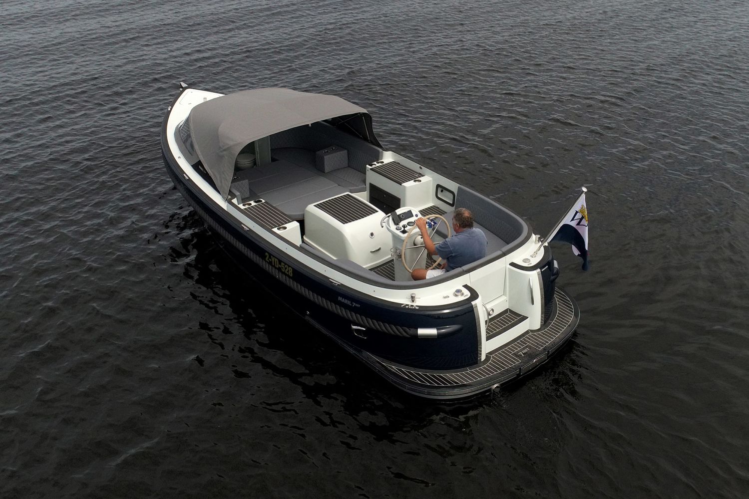 Maril 7NXT, boot met bestuurder op water