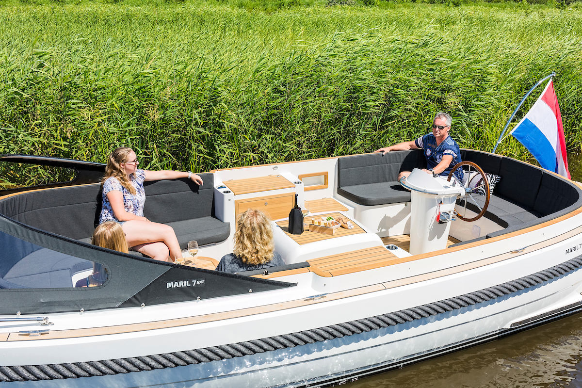 Maril 7NXT, boot met mensen gezellig varend