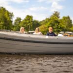 Maril 7NXT, boot met mensen op water