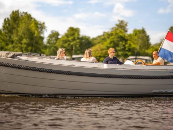 Maril 7NXT, boot met mensen op water