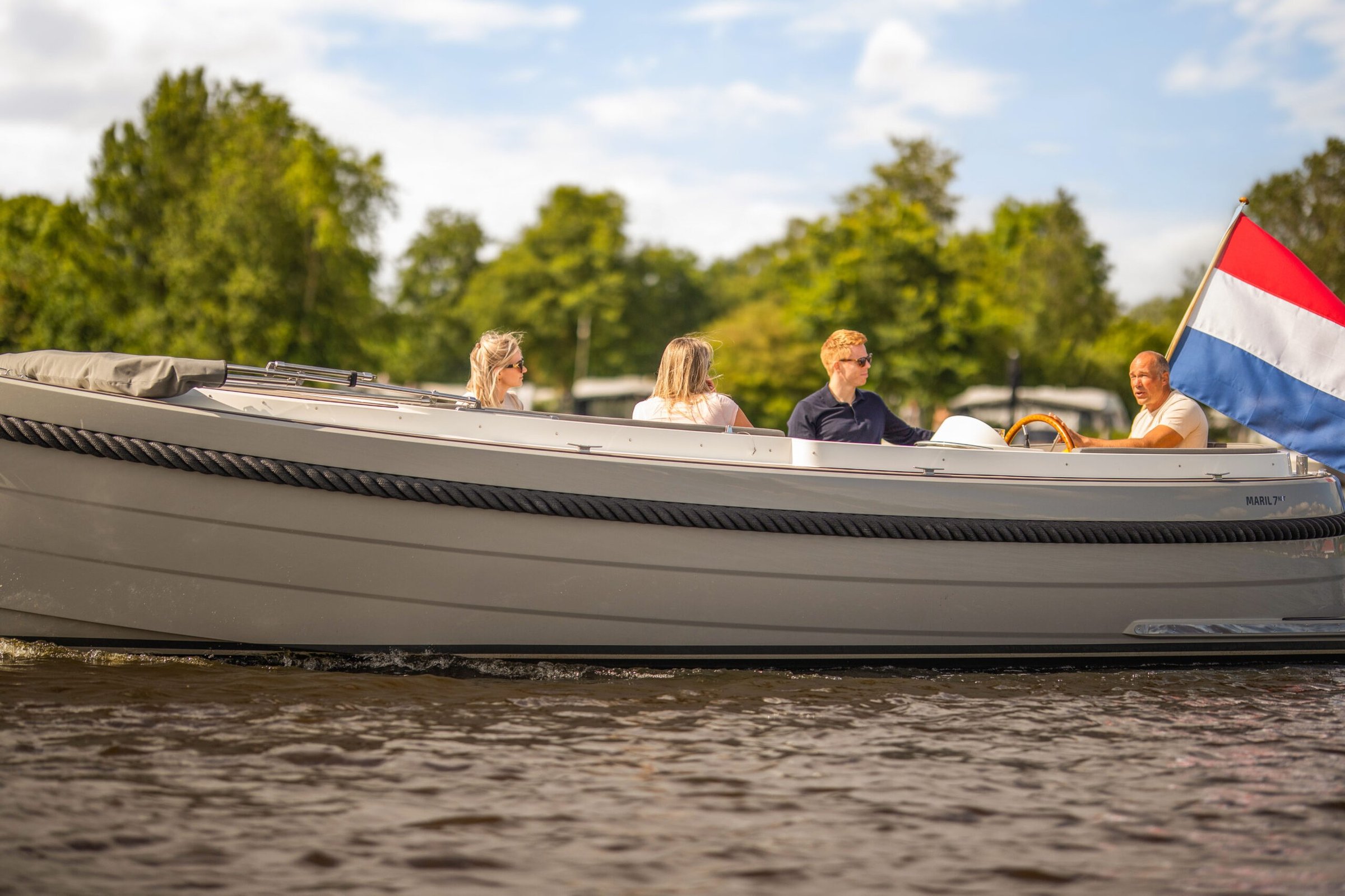 Maril 7NXT, boot met mensen op water