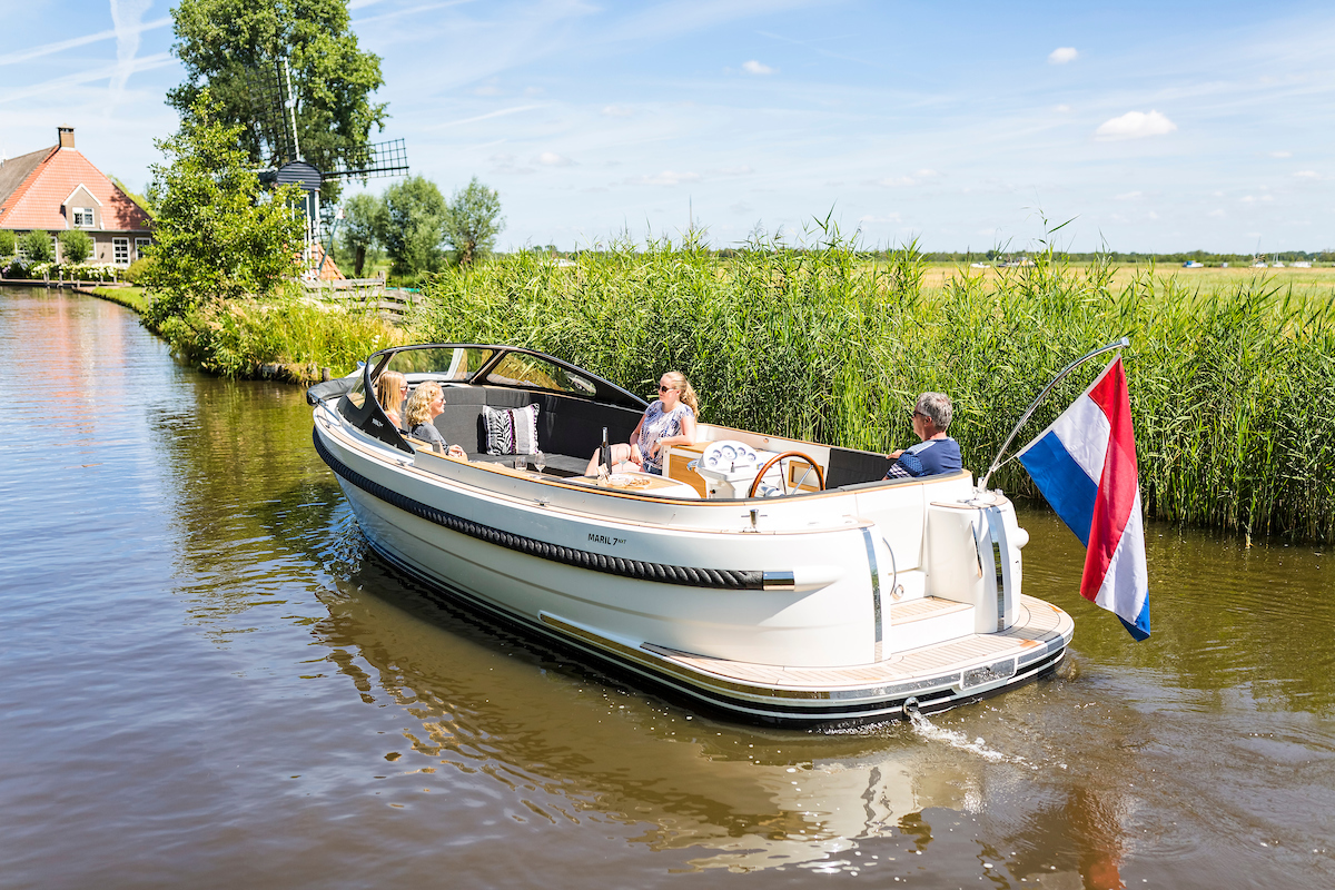 Maril 7NXT, boot vaart door rietkanaal