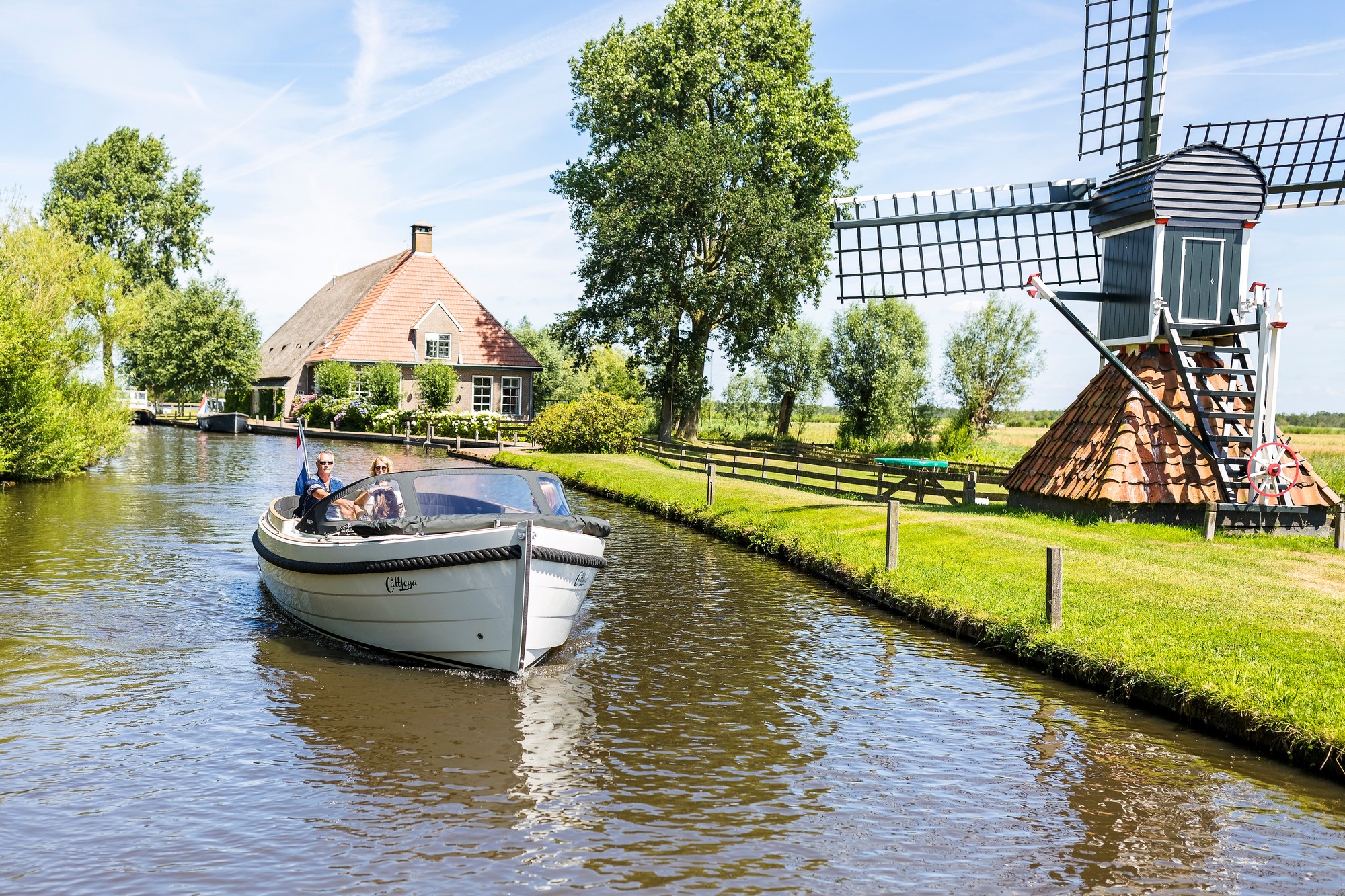 Maril 7NXT, boot varend bij windmolen