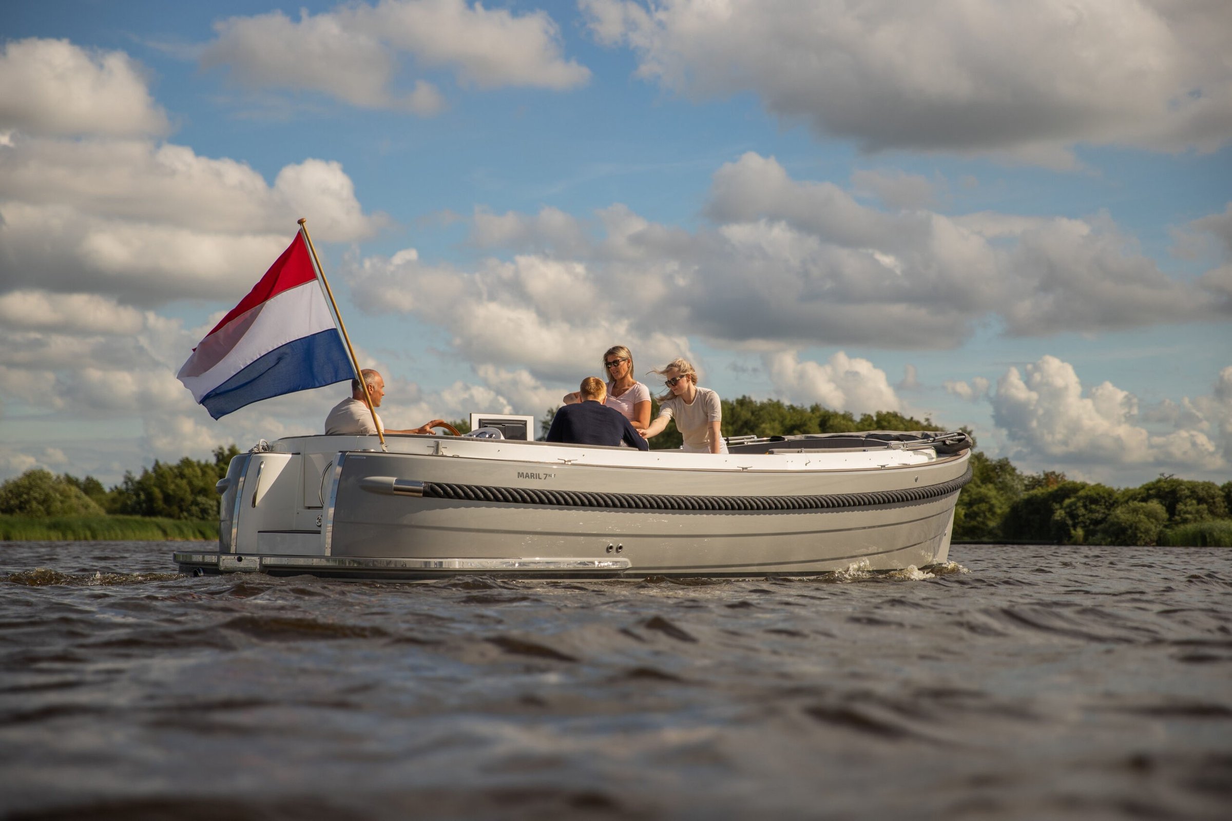 Maril 7NXT, boot varend met nederlandse vlag