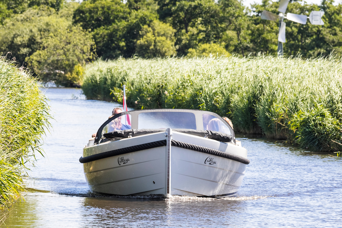 Maril 7NXT, boot varend op rivier