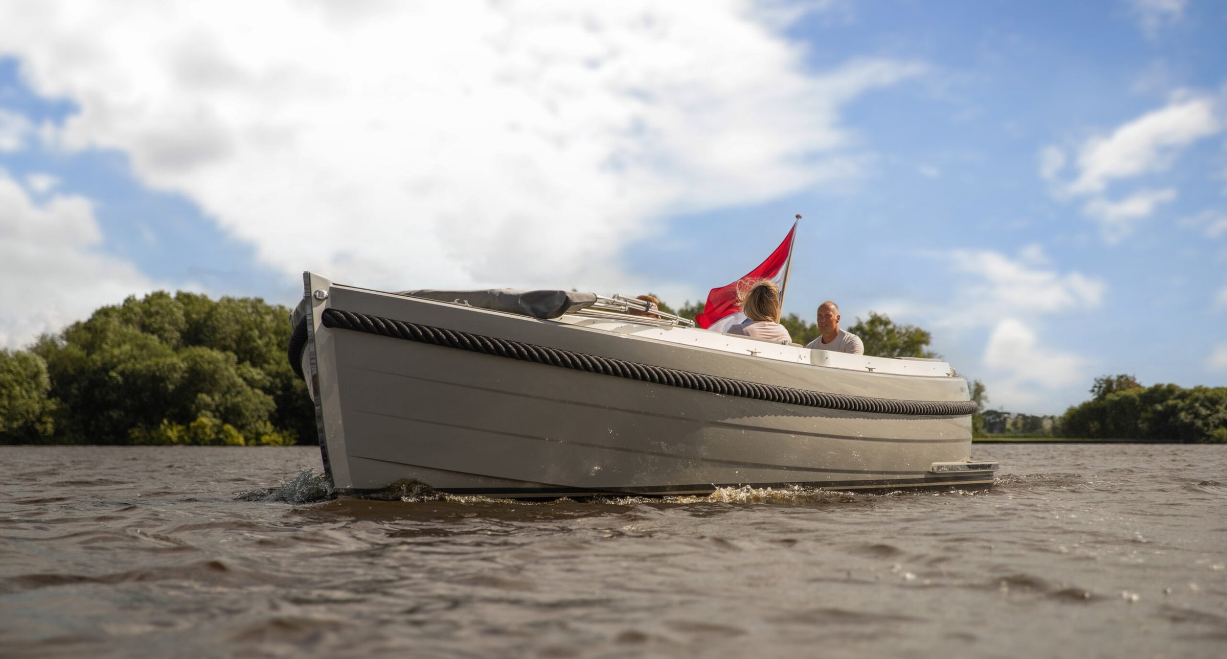 Maril 7NXT, boot varend op water