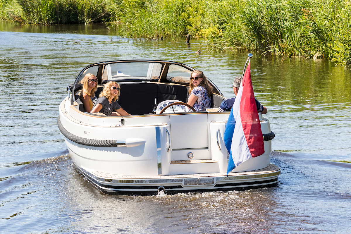 Maril 7NXT, boot varend op water