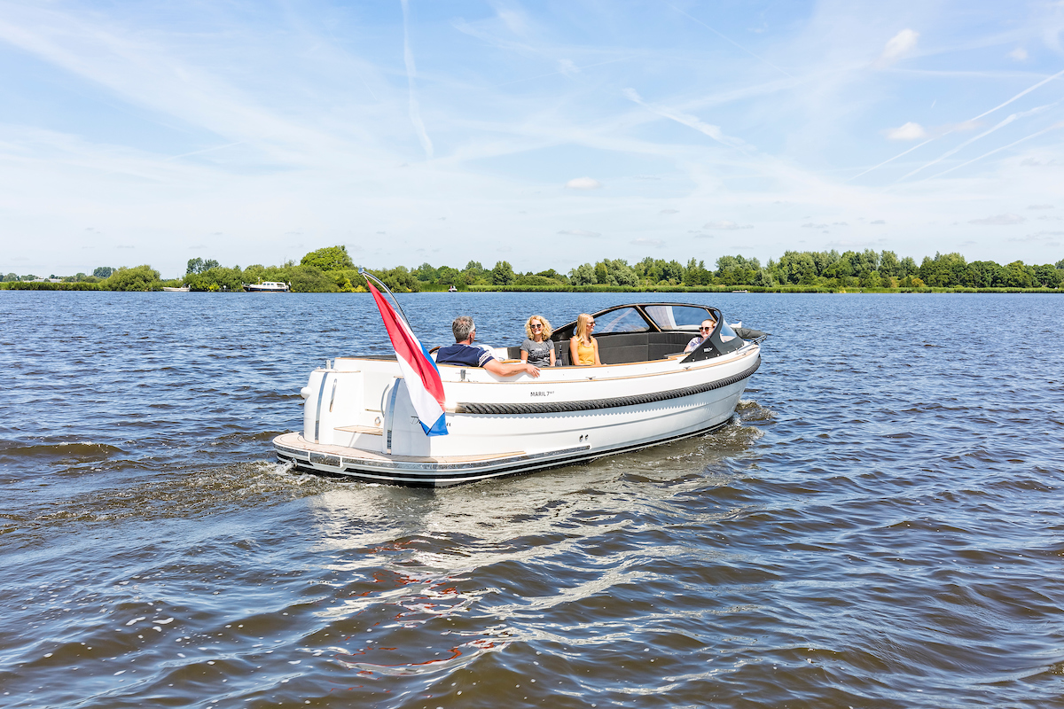Maril 7NXT, boot varend op water