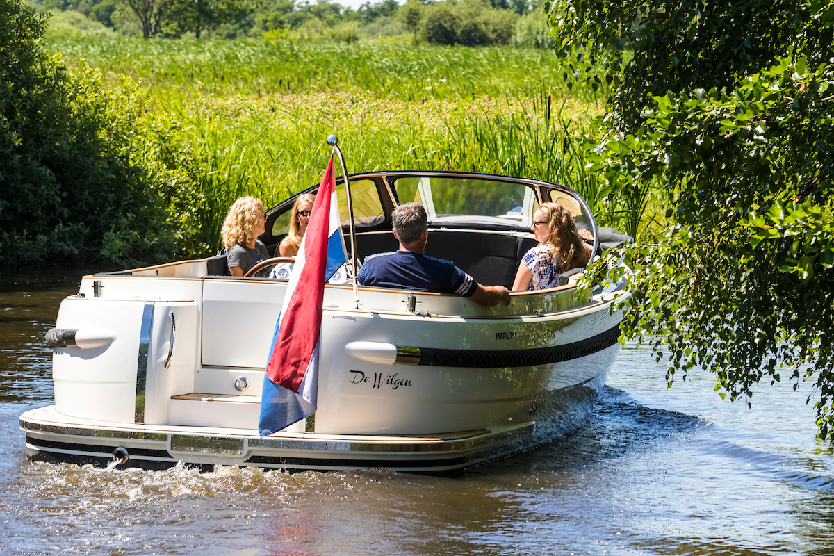 Maril 7NXT, sloep vaart door rivier