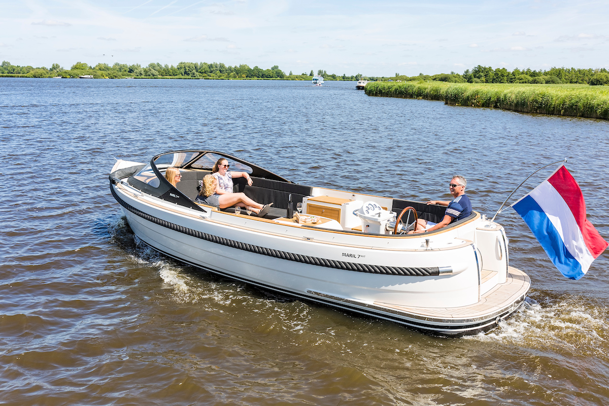 Maril 7NXT, sloep varend op water