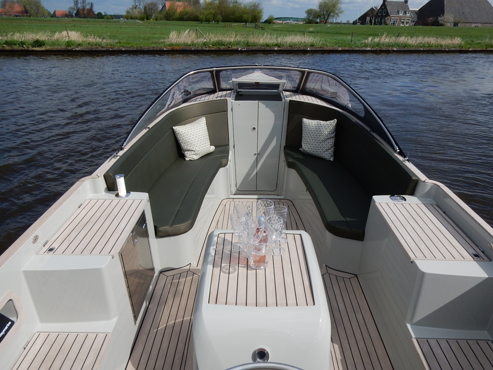 Maril 7NXT, zitbanken op achterdek boot