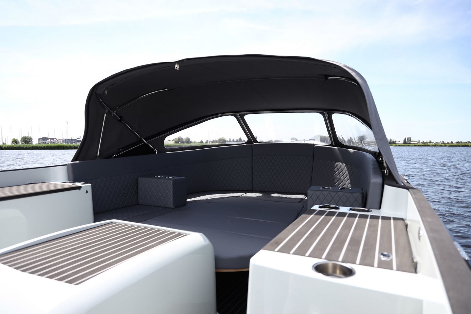 Maril 7NXT, cockpit met zitbank en zonnedak