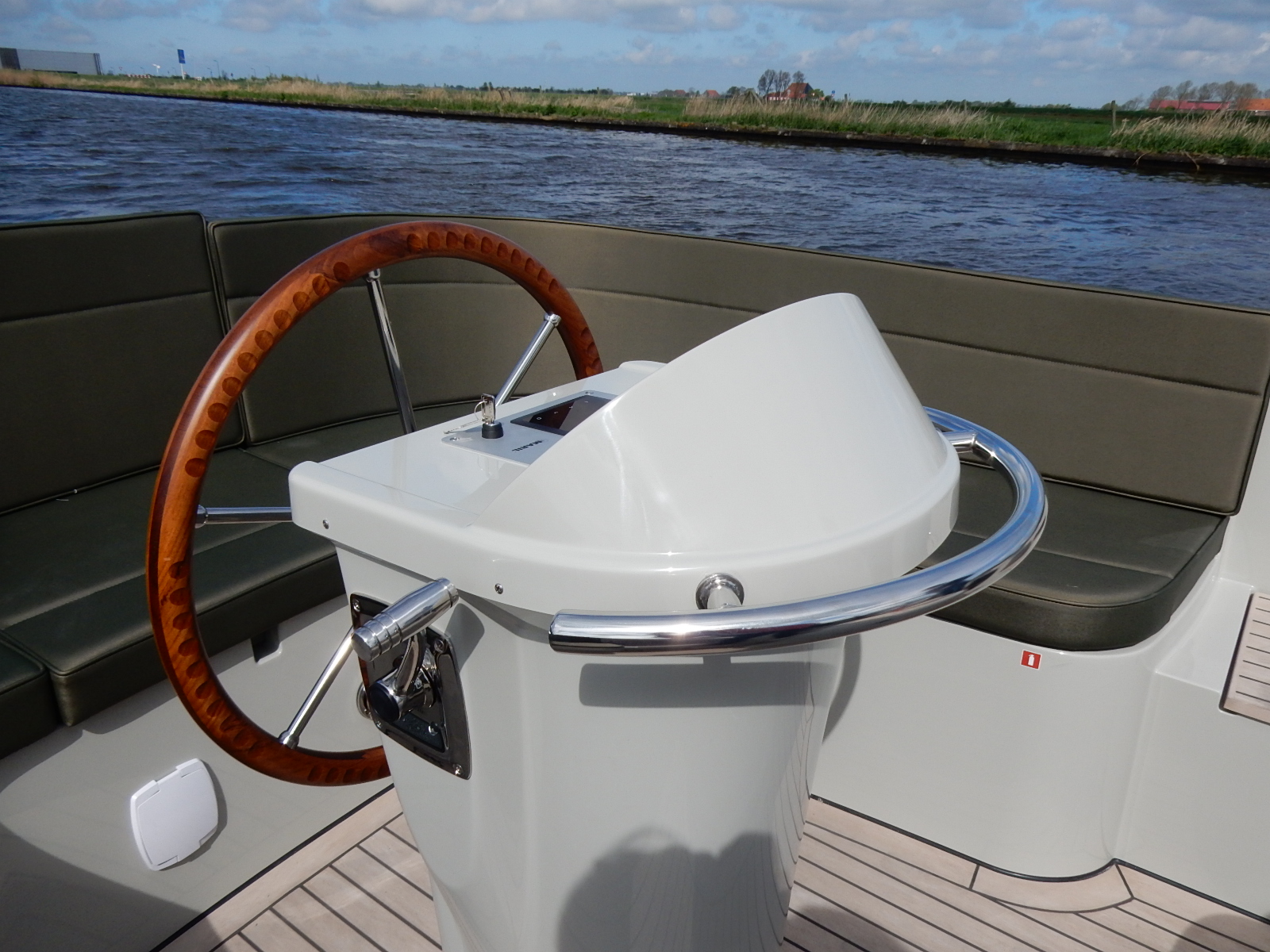 Maril 7NXT, stuurwiel en stuurconsole cockpit