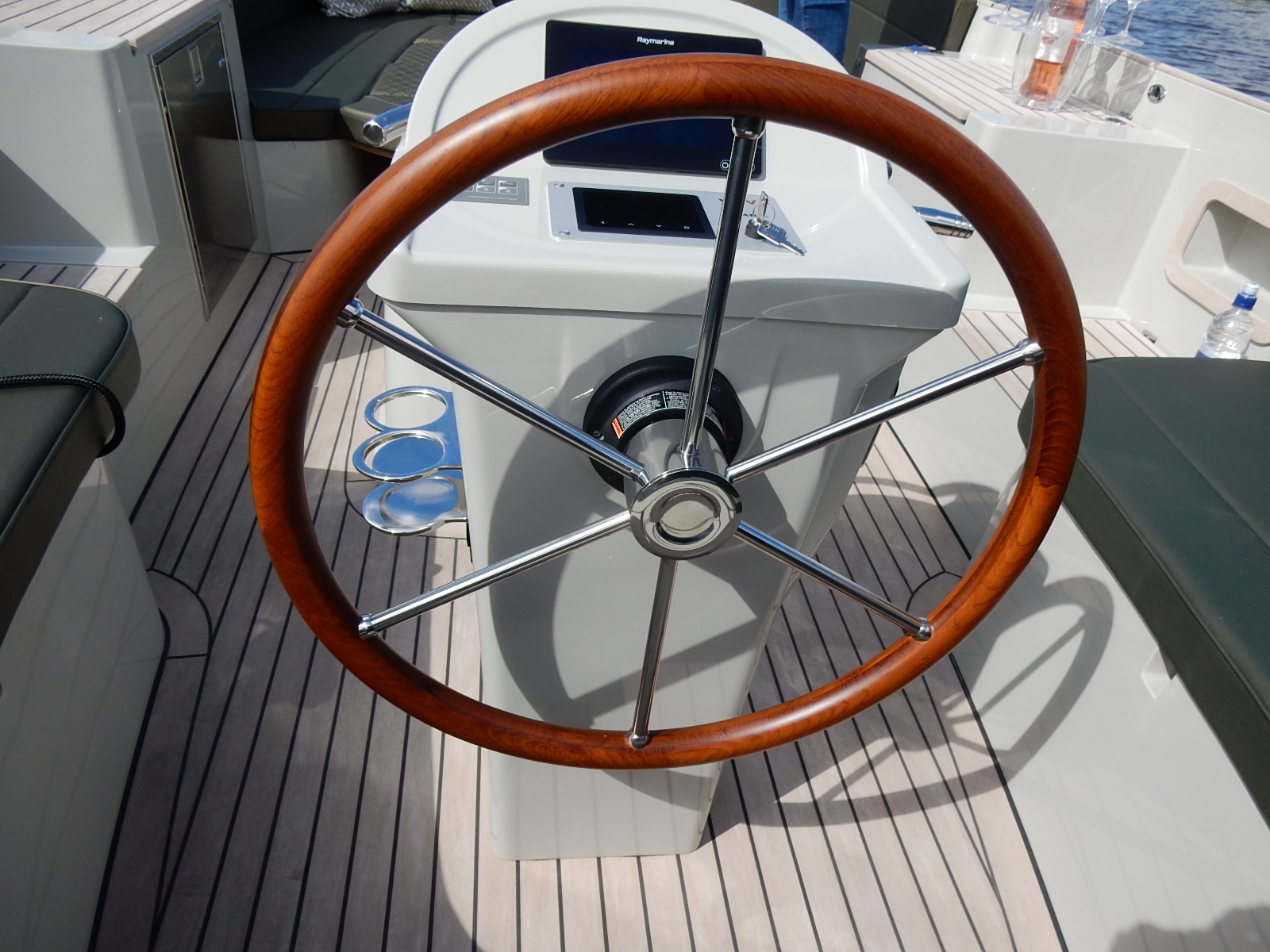 Maril 7NXT, stuurwiel met houten stuurstand