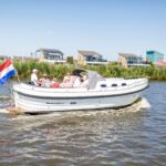 Maril 880 Cabin, boot varend met passagiers aan boord