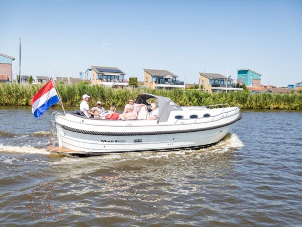 Maril 880 Cabin, boot varend met passagiers aan boord