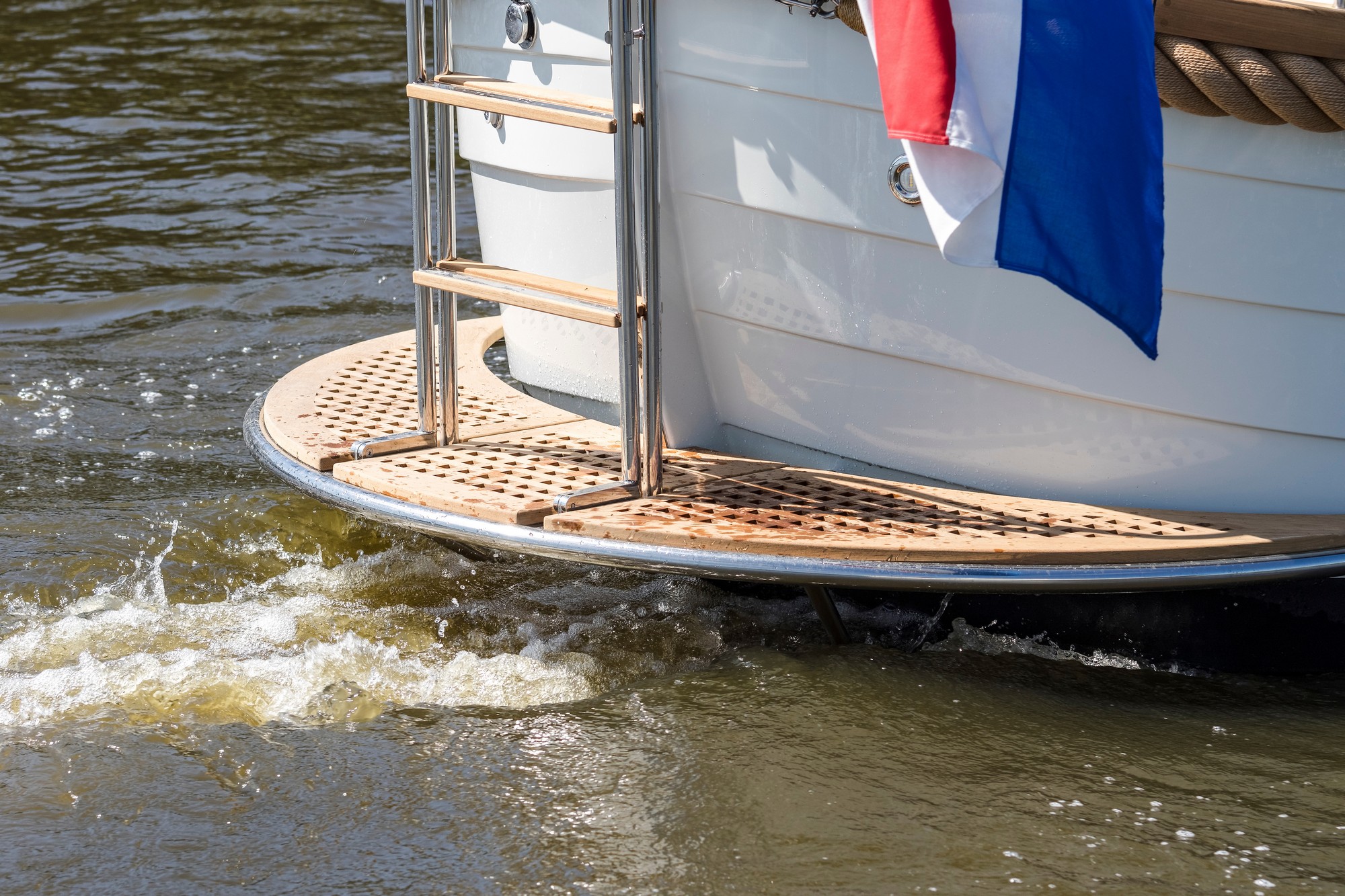 Maril 880, achtersteven boot met zwemplatform