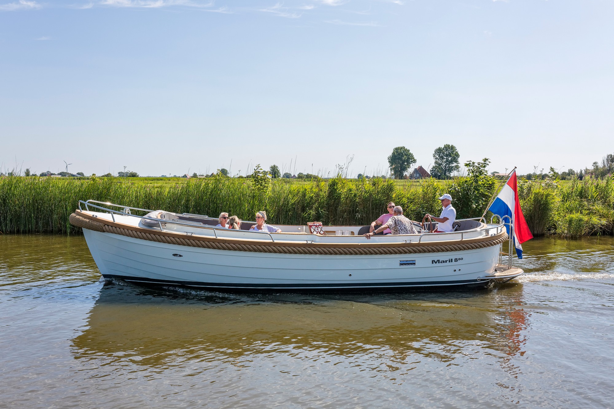 Maril 880, boot vaart door rietvegetatie kanaal