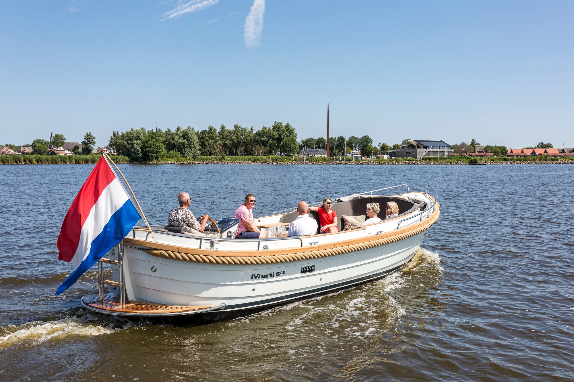 Maril 880, boot varend met passagiers op water