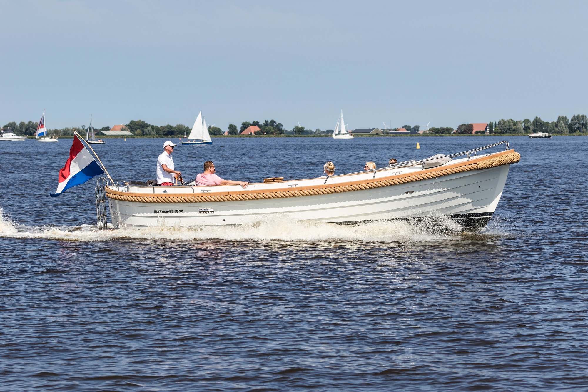 Maril 880, boot varend met passagiers op water