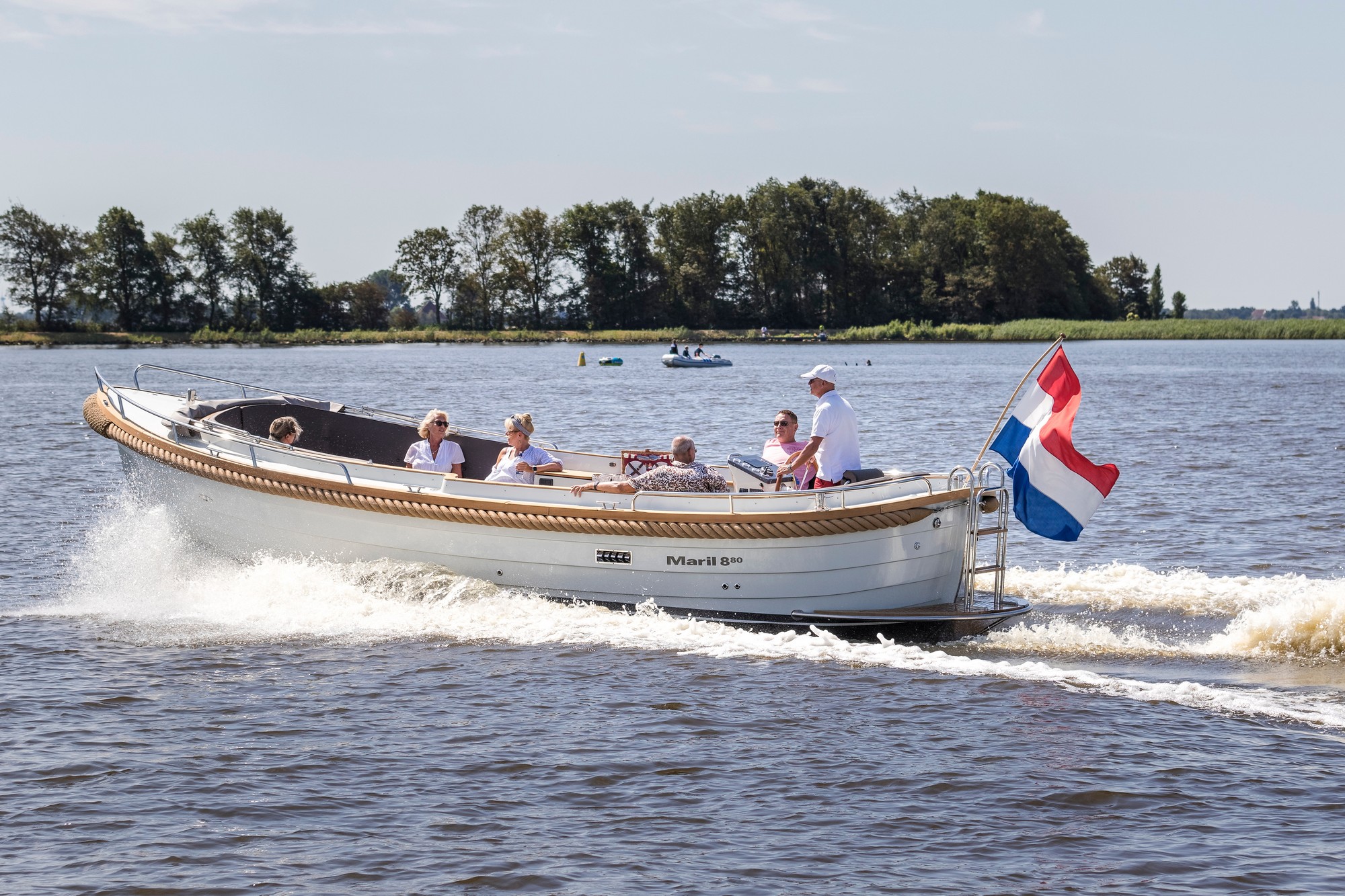 Maril 880, boot varend met passagiers