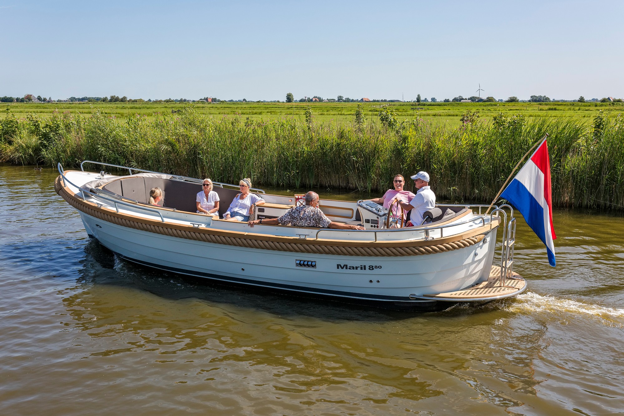 Maril 880, boot varend met passagiers
