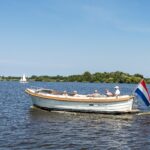 Maril 880, boot varend op meer met passagiers