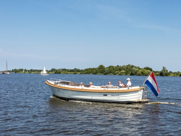 Maril 880, boot varend op meer met passagiers