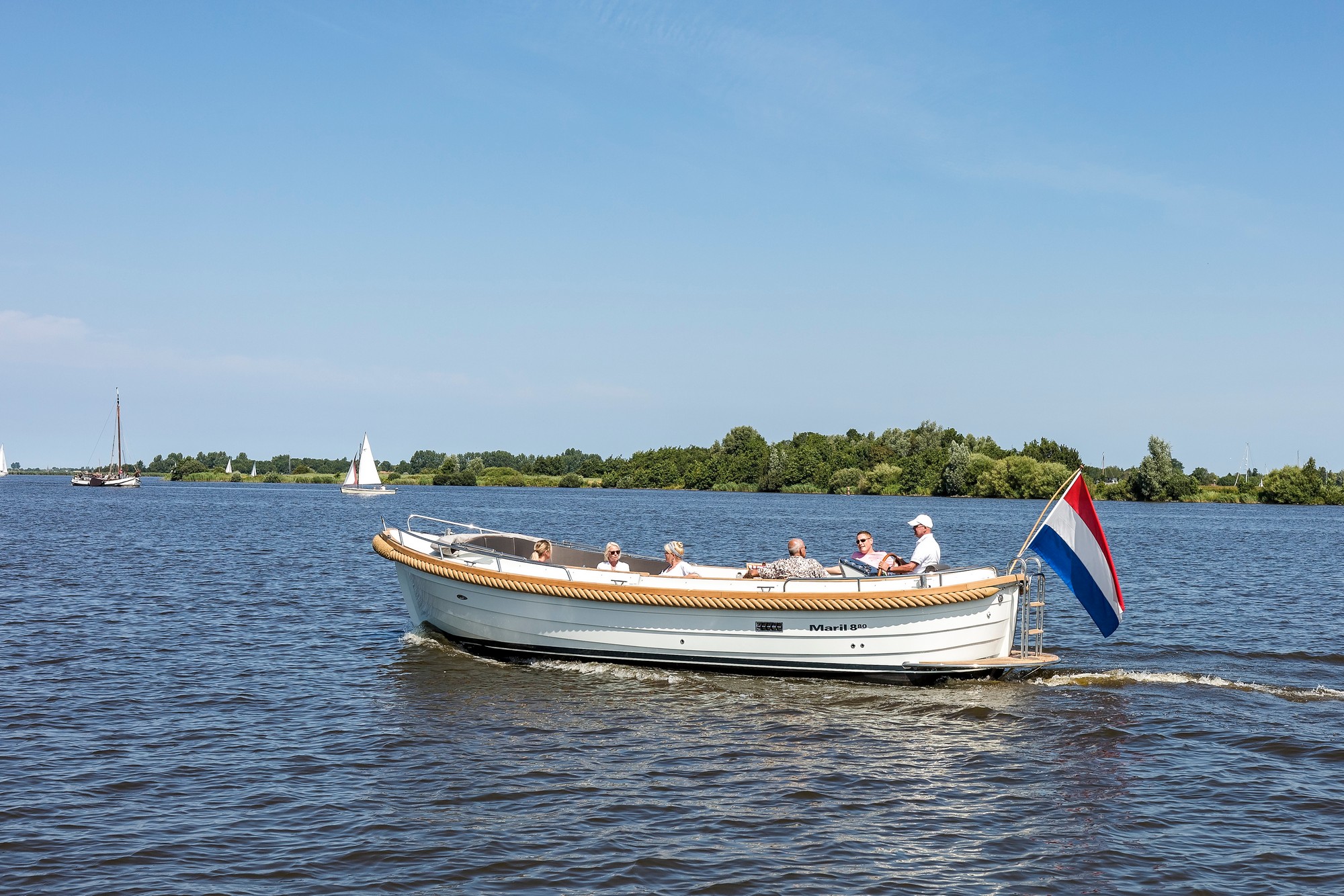 Maril 880, boot varend op meer met passagiers