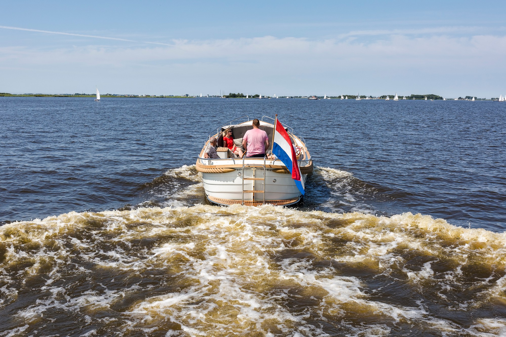 Maril 880, boot varend op water met passagiers