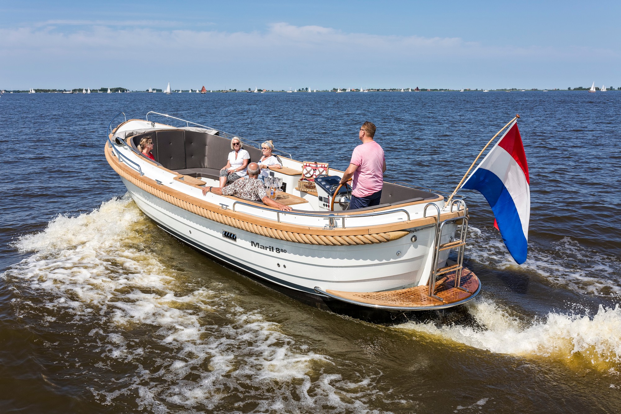 Maril 880, boot varend op water met passagiers
