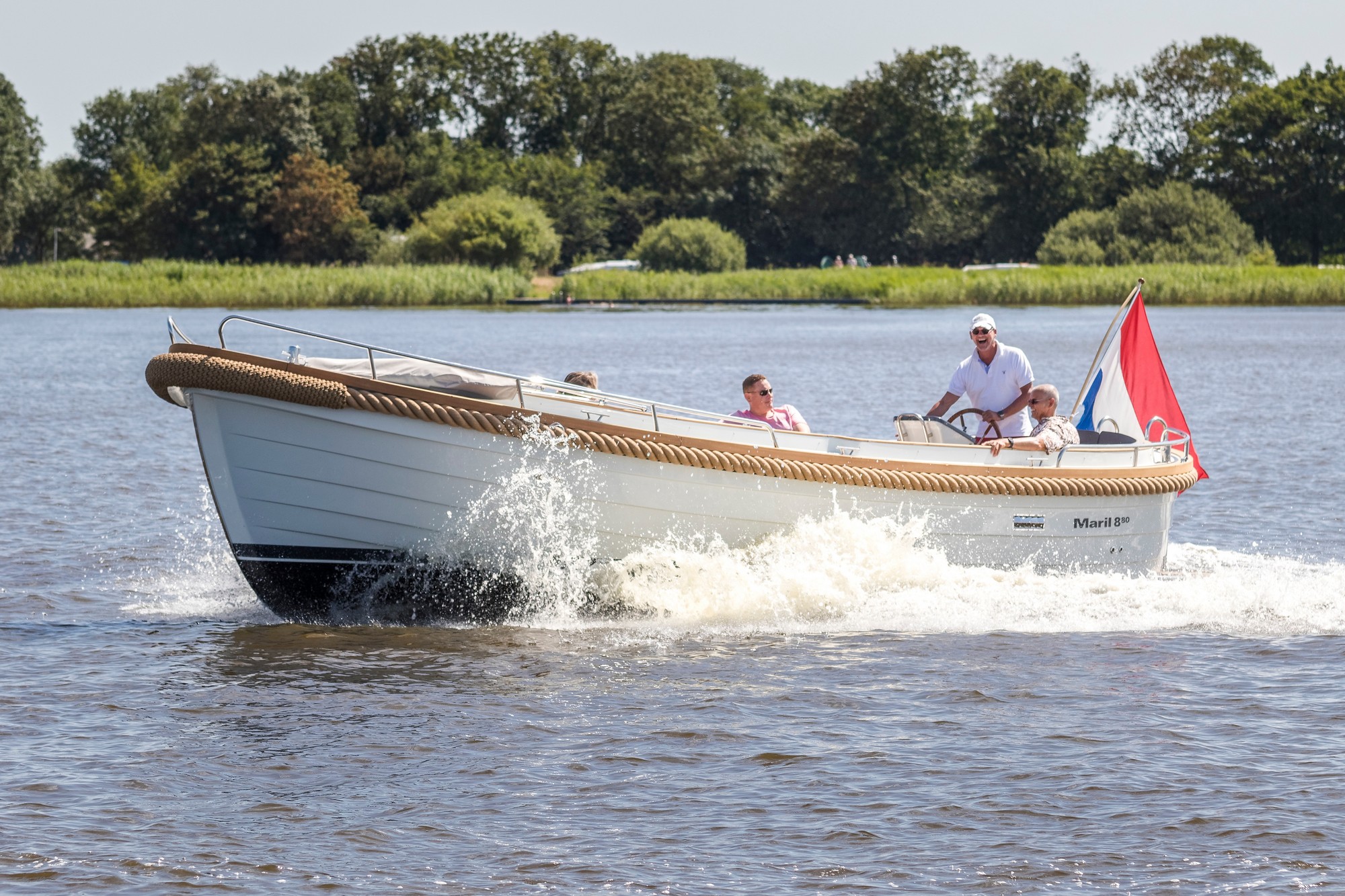 Maril 880, boot varend op water