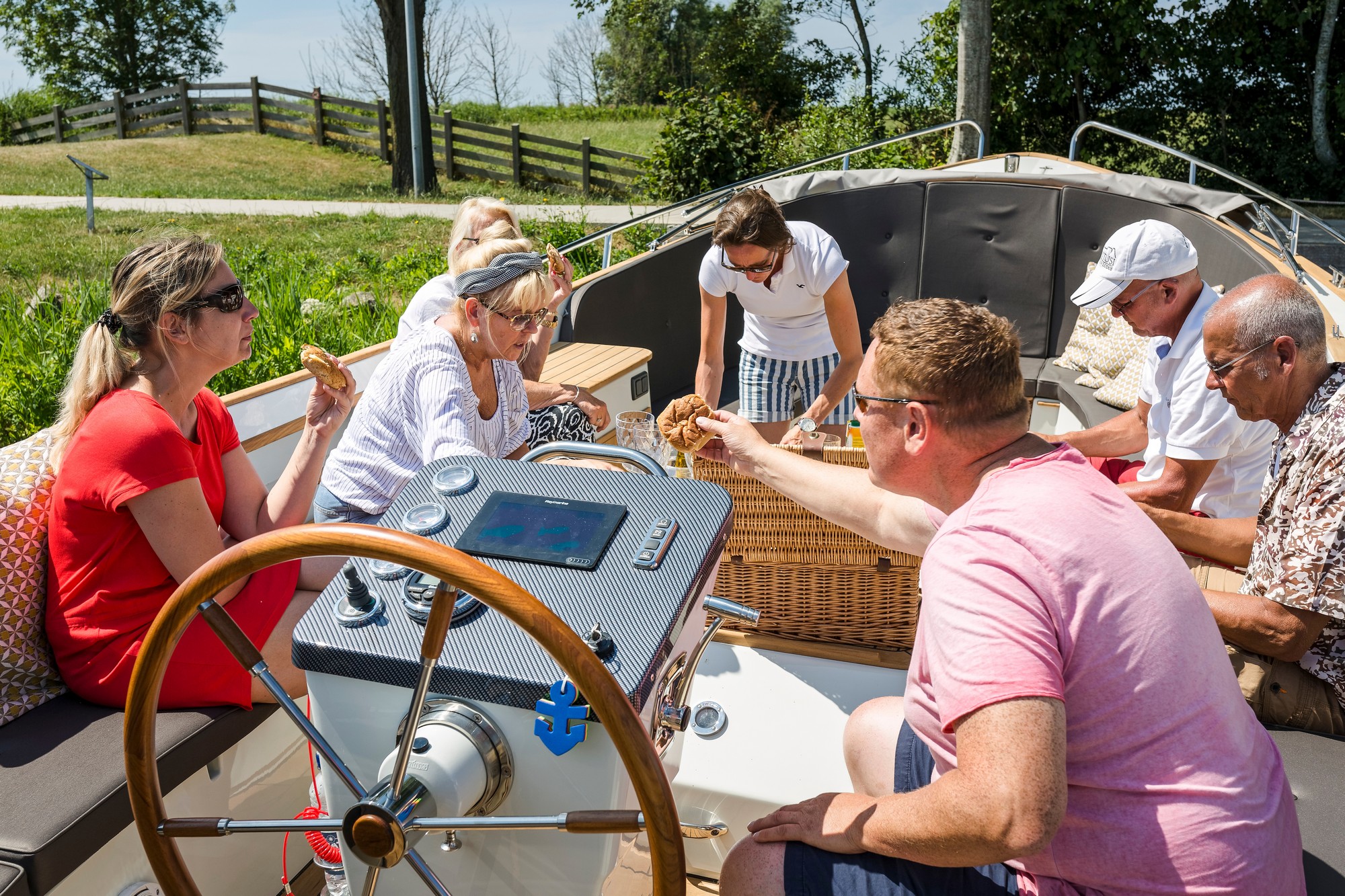 Maril 880, mensen picknicken op boot