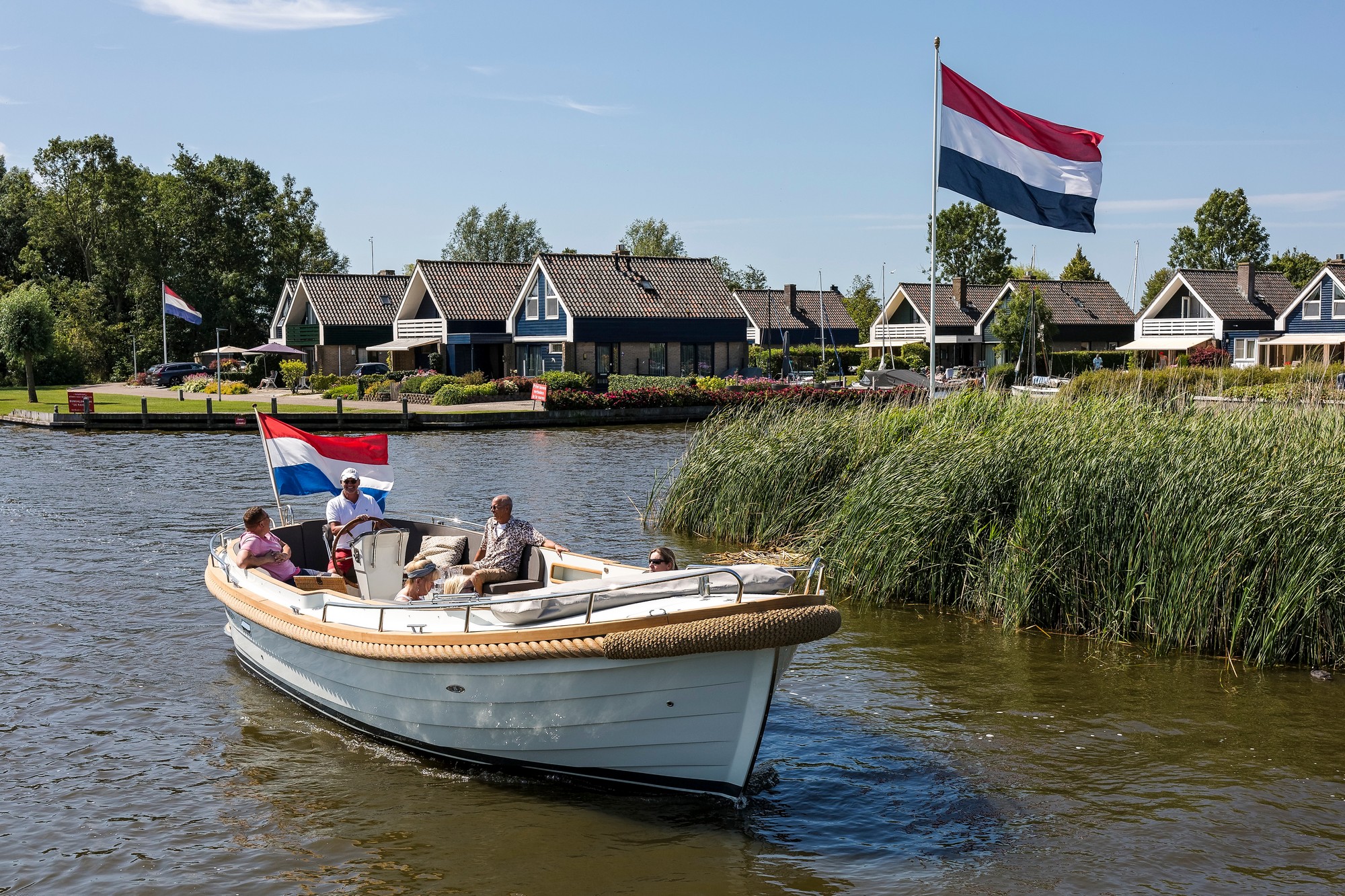 Maril 880, sloep vaart langs rietkraag