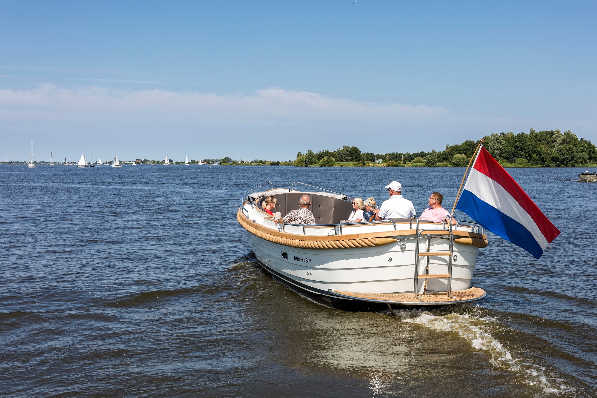 Maril 880, sloep vaart op meer met passagiers