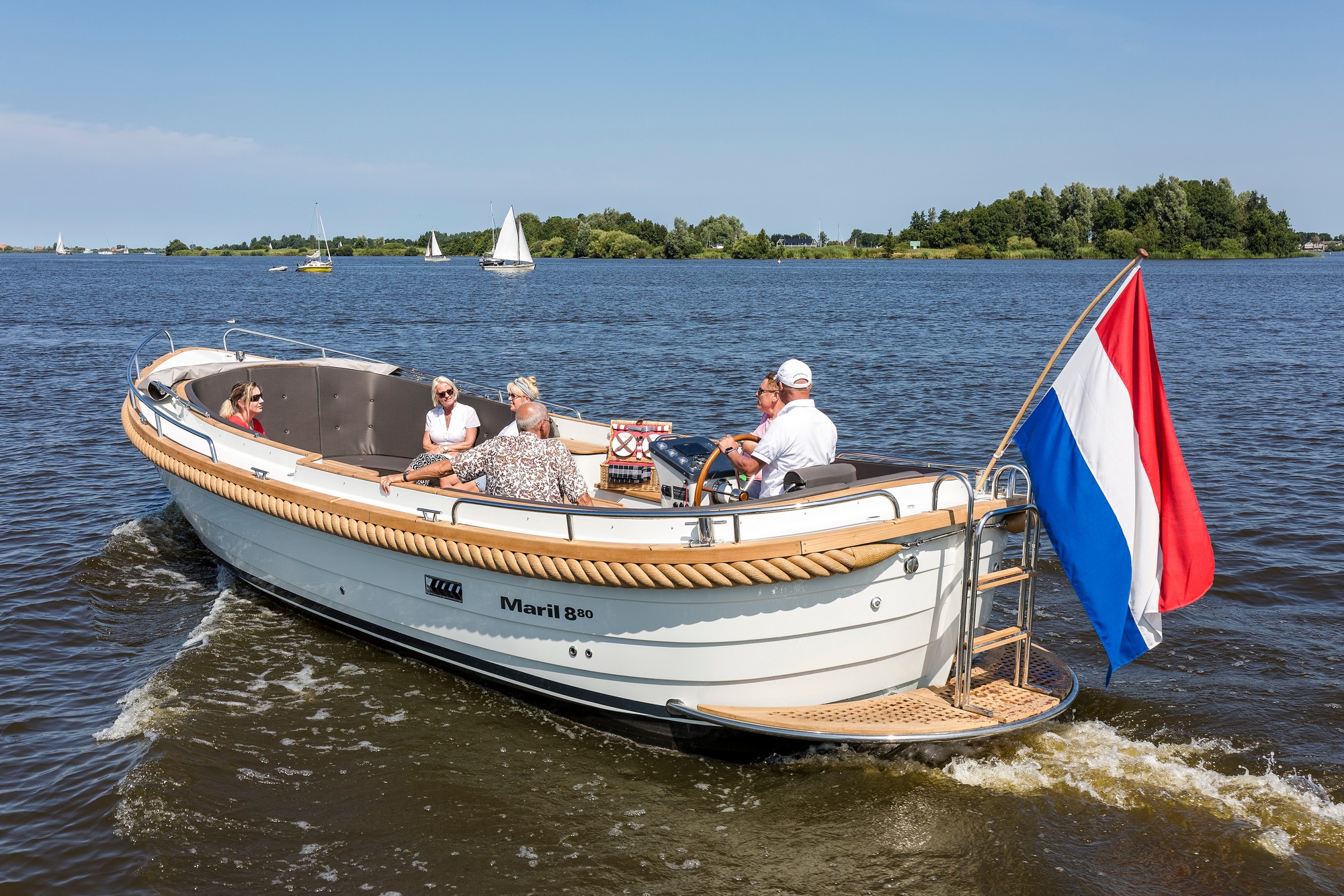 Maril 880, sloep varend met passagiers