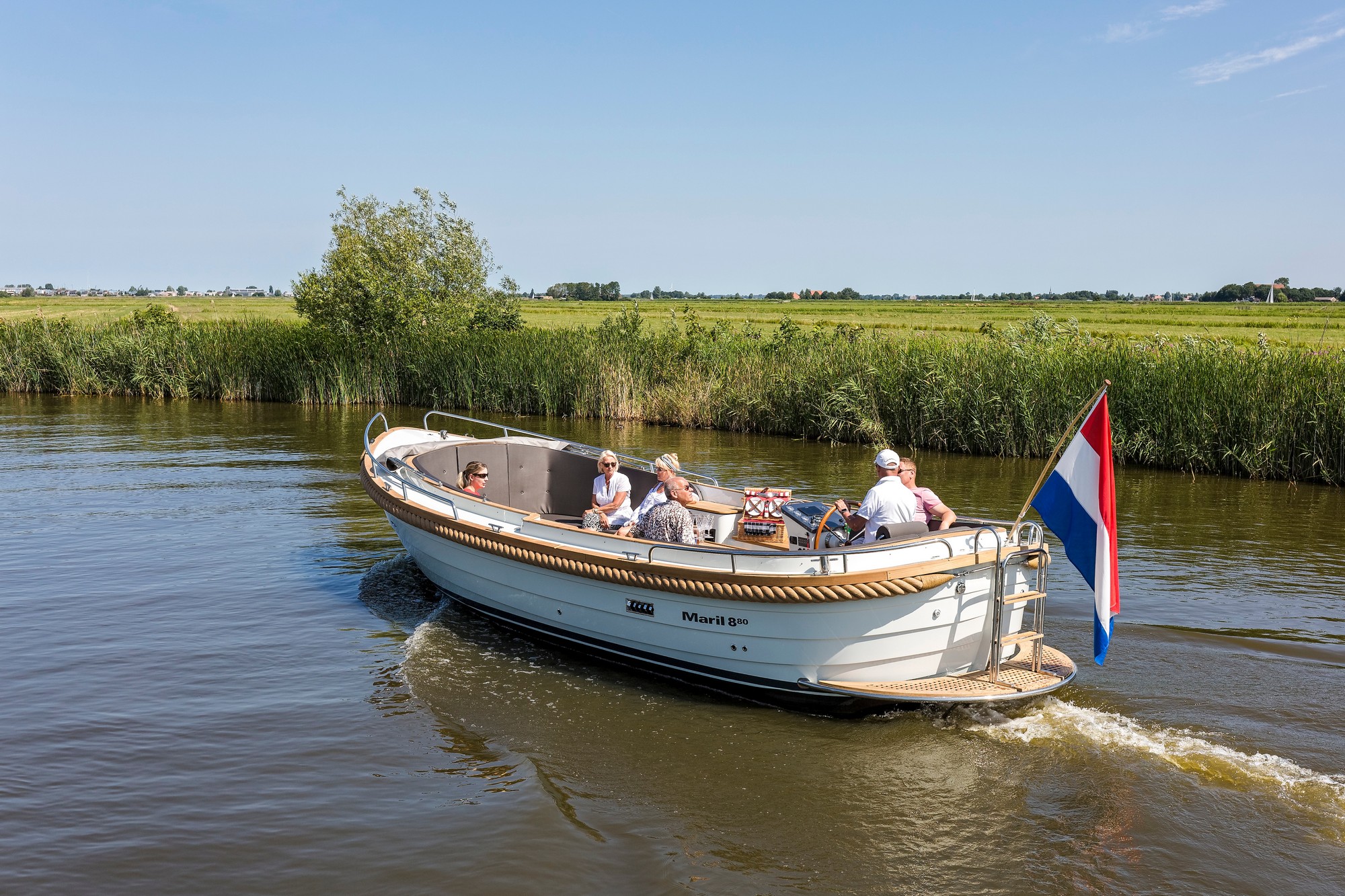 Maril 880, sloep varend op vaart