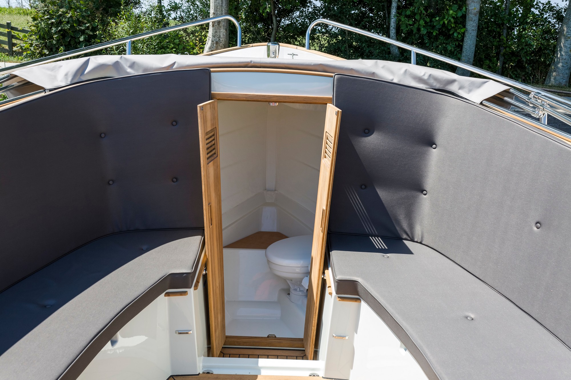 Maril 880, toilet met houten deuren