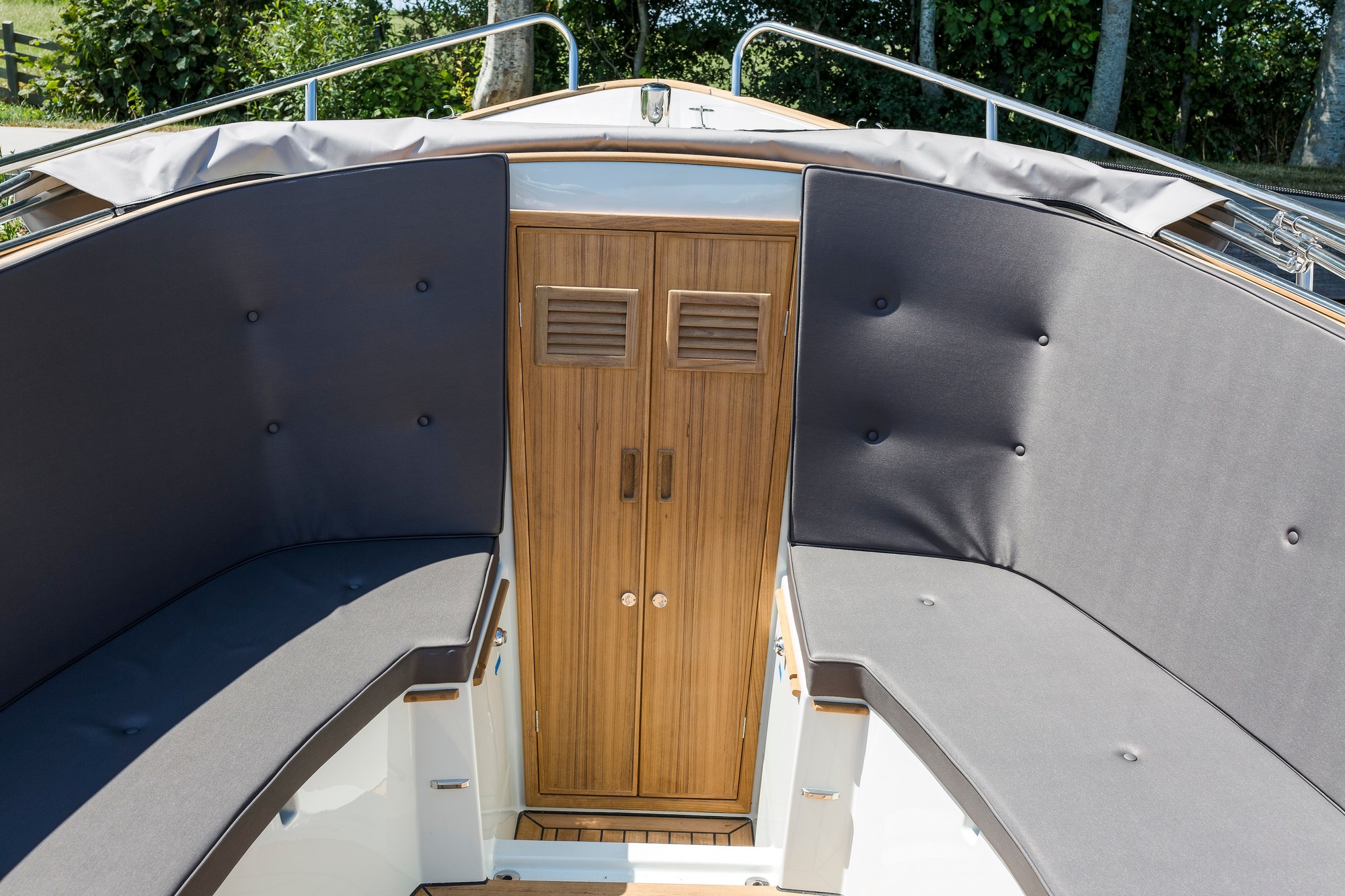 Maril 880, zitbanken met houten deuren