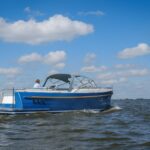 Maril 9NXT, blauwe boot varend op water