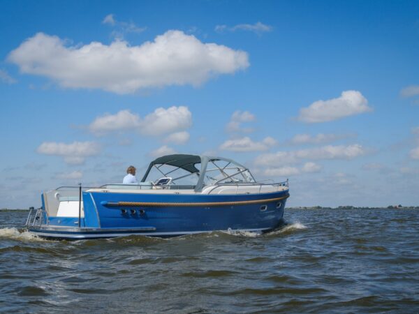 Maril 9NXT, blauwe boot varend op water
