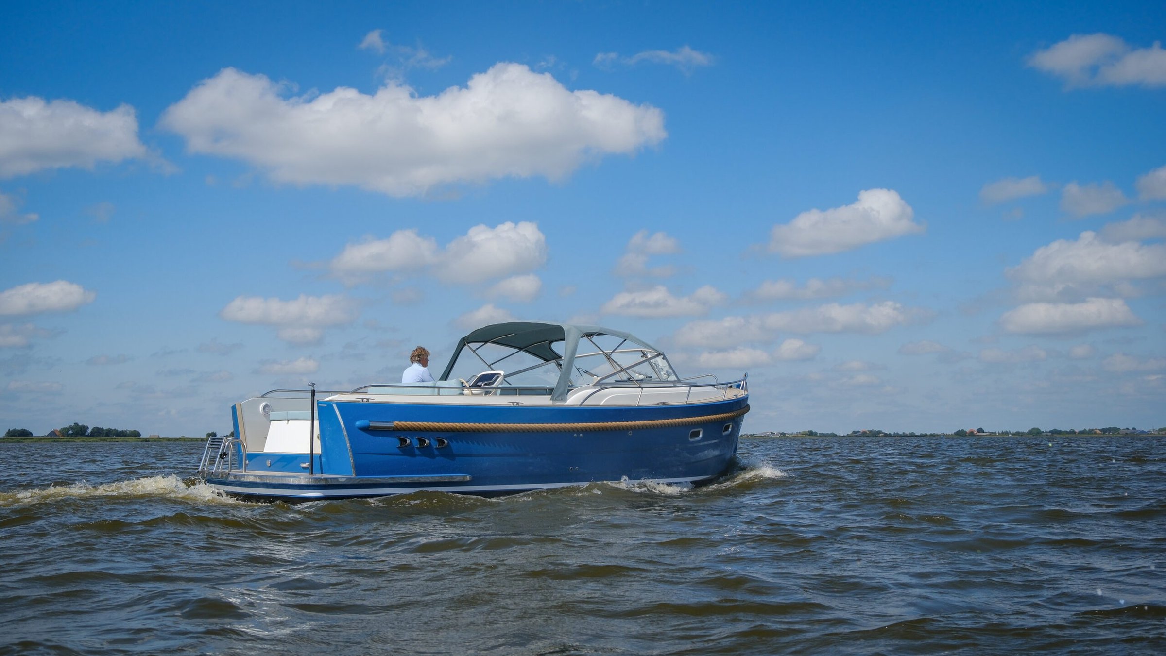 Maril 9NXT, blauwe boot varend op water