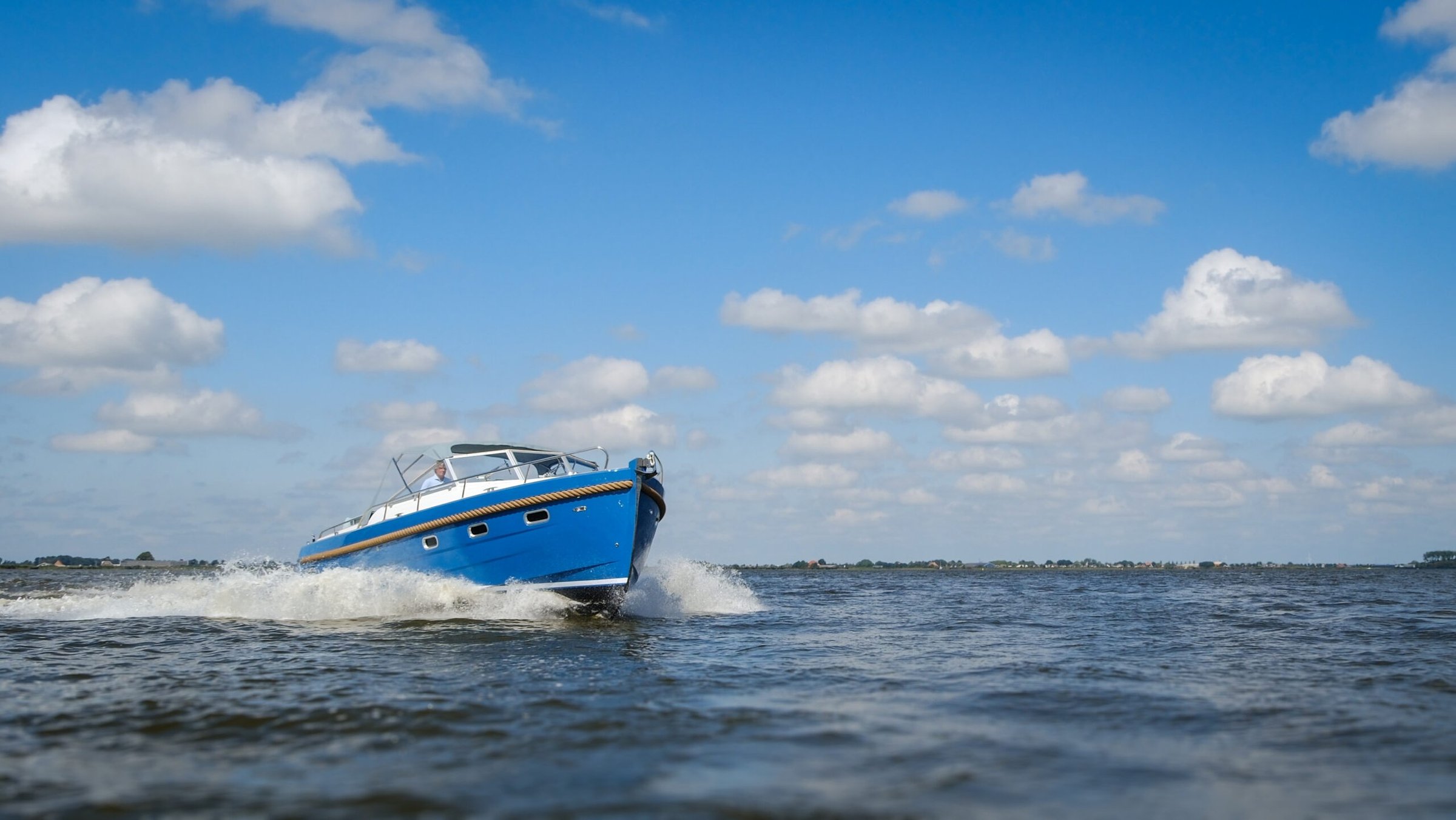 Maril 9NXT, blauwe boot varend op water