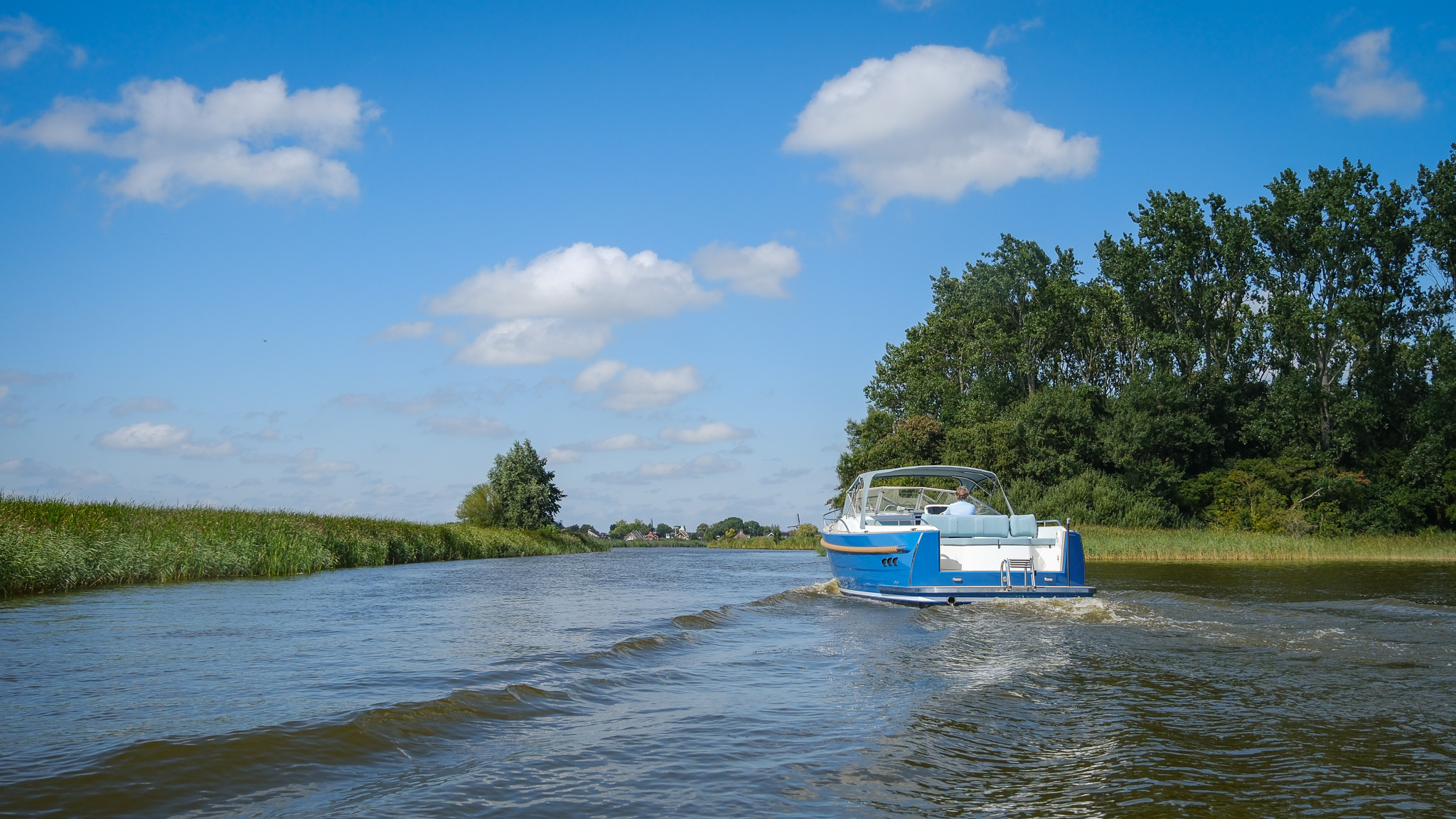 Maril 9NXT, boot varend op rivier