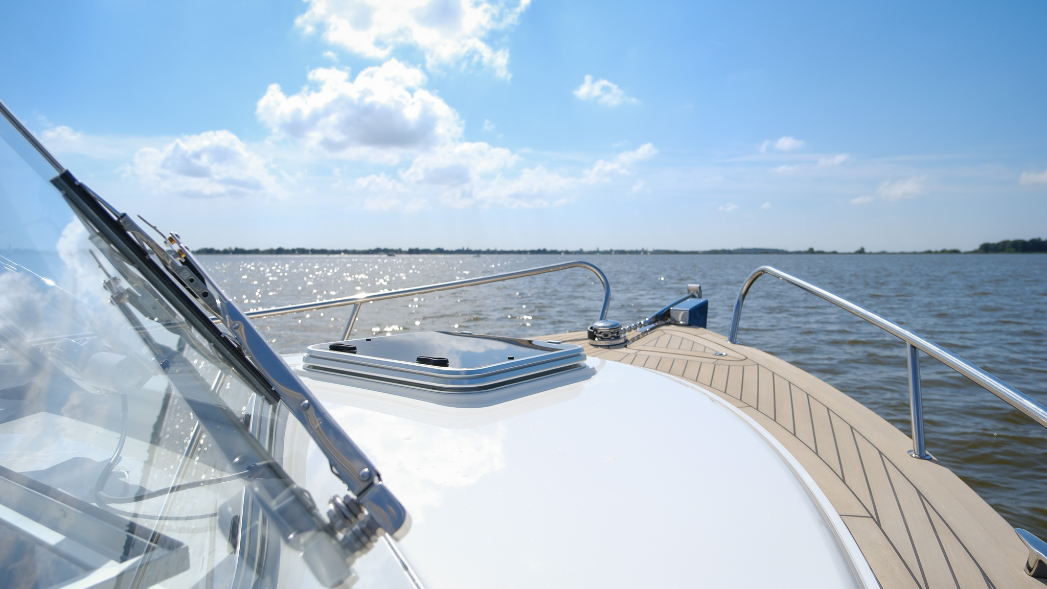 Maril 9NXT, voordek met luik en water