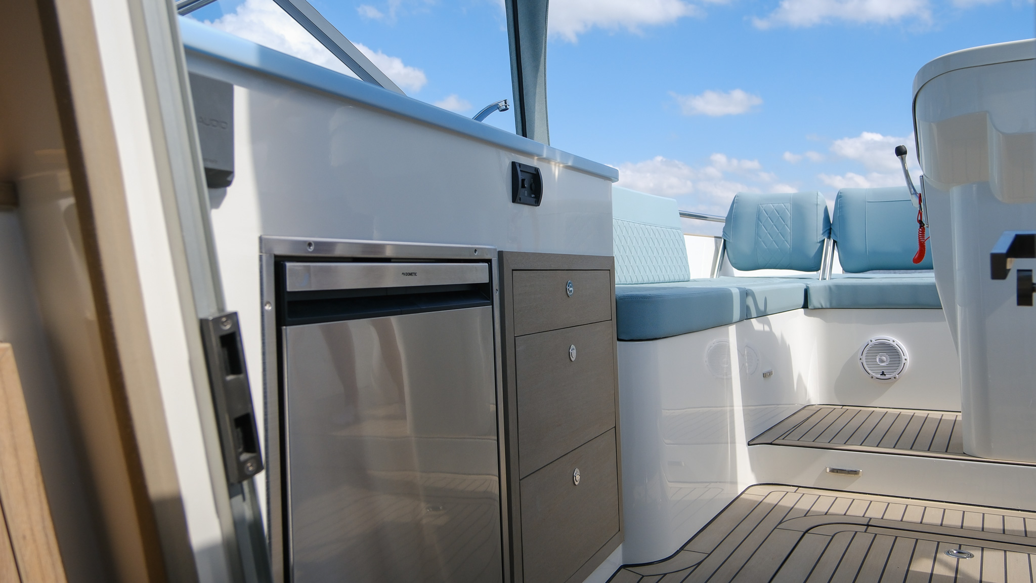Maril 9NXT, cockpit met koelkast en zitbank
