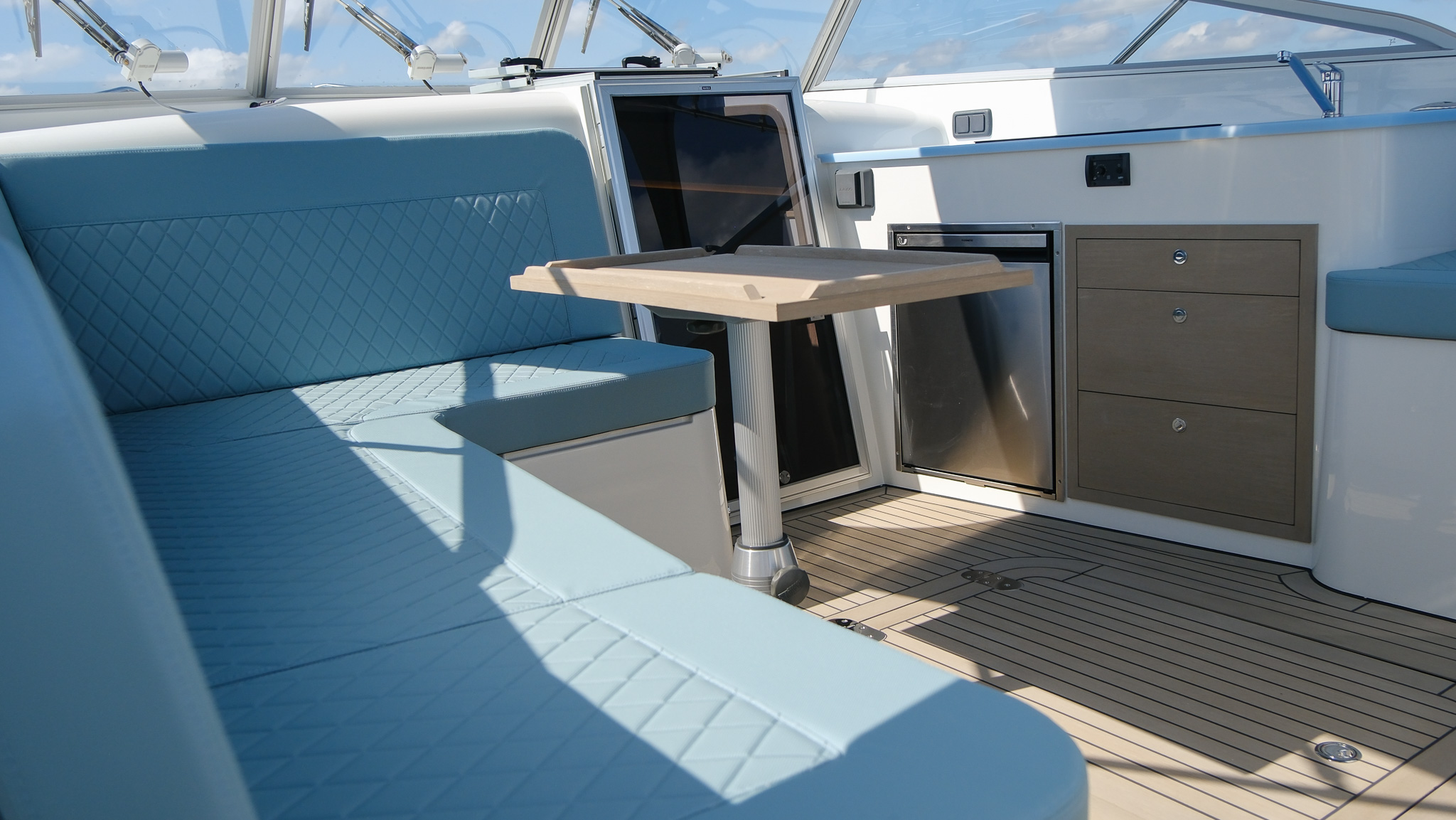 Maril 9NXT, cockpit met zitbank en tafel